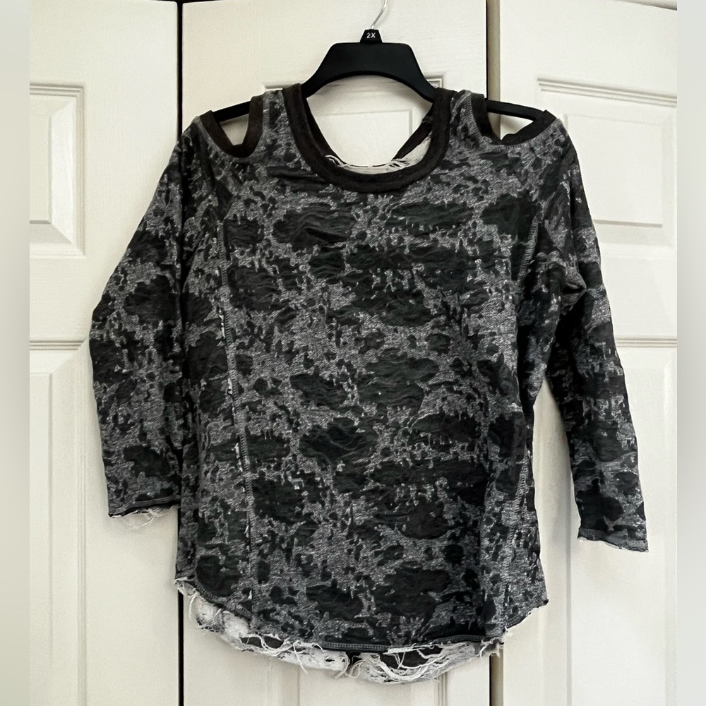 ⭐️EUC - Vintage Havana - Distressed Cold Shoulder Sweatshirt - Woman's Size M
